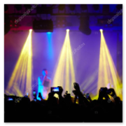 Clubshow met krachtige vocalen onder spotlight