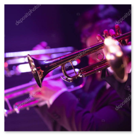 Zangeres met big band en kopersectie op jazzpodium