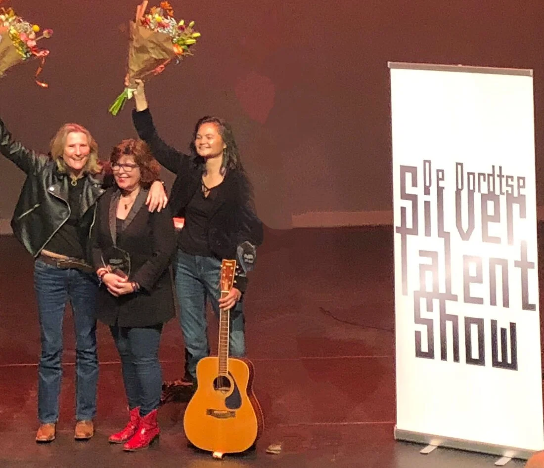 Zangeres viert een prijs op het podium
