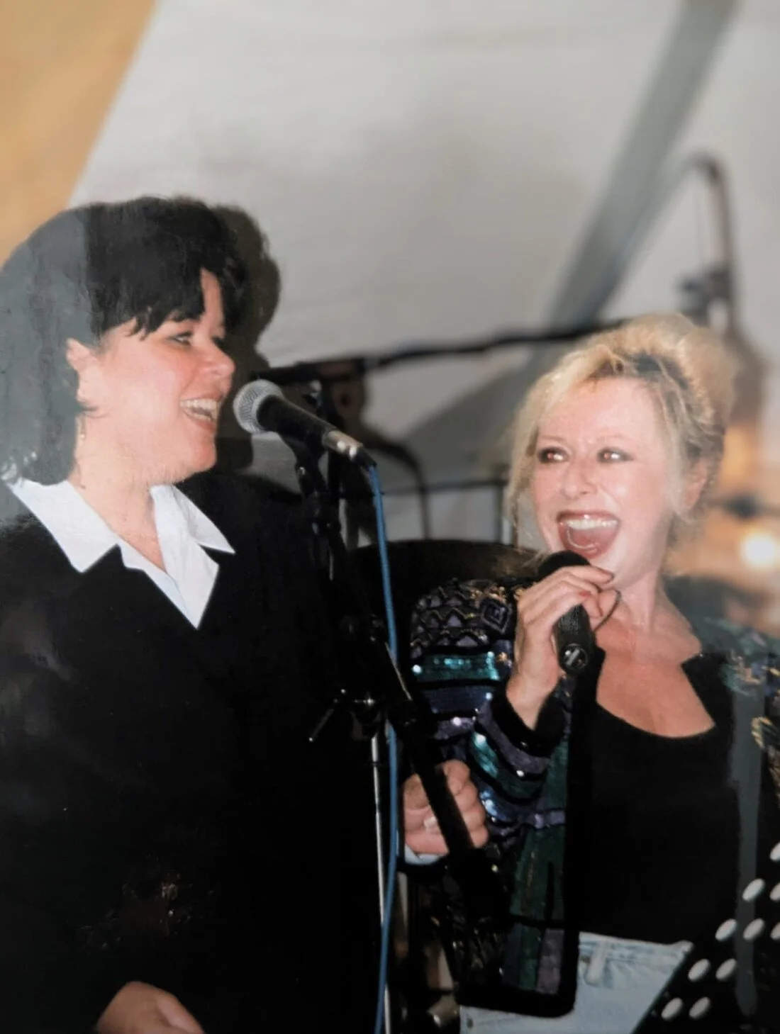 Zangeres zingt duet met vriend(in) op podium