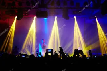 Zangeres op festivalpodium met publiek voor het podium