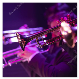 Zangeres met big band en kopersectie op jazzpodium