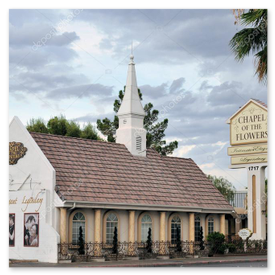 Zangeres in kerk met zachte belichting