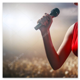 Anttoinette zingt onder witte spotlight met publiek voor het podium