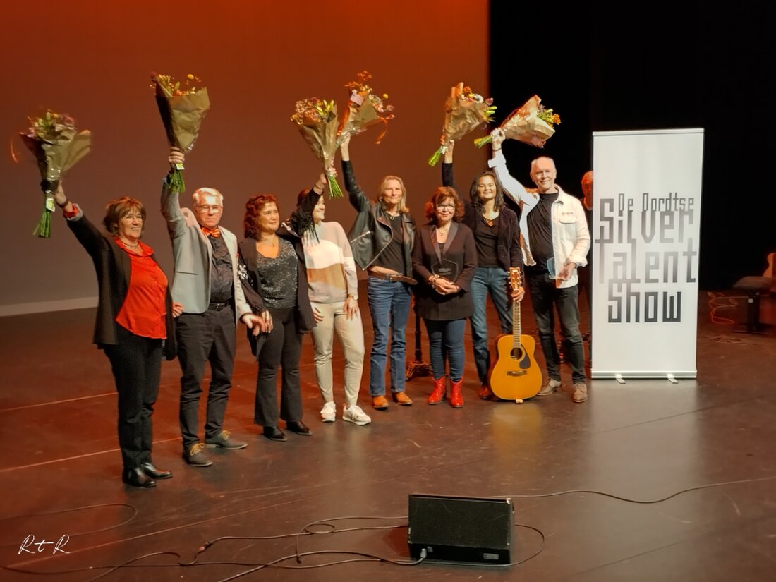 Zangeres viert prijs op podium