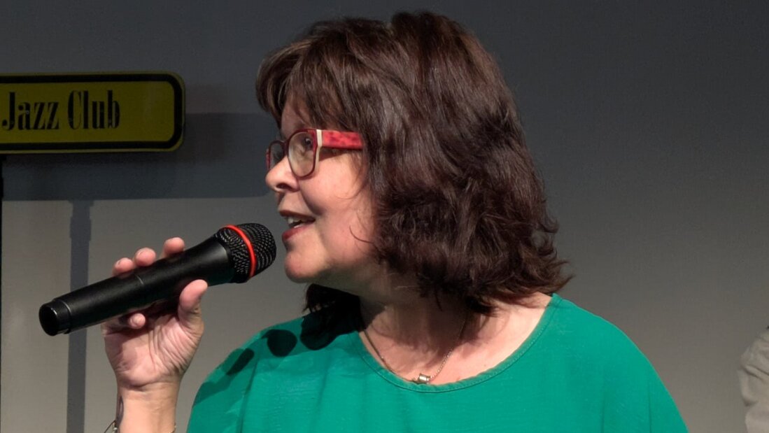 Solozangeres in spotlight met microfoonstatief