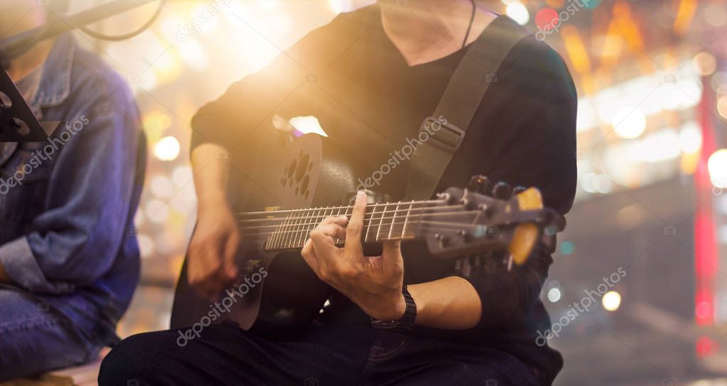 Solozangeres in spotlight met microfoonstatief