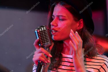 Zangeres repeteert met band in studioomgeving