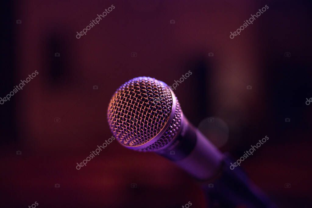 Verschillende microfoonstandaards op podium