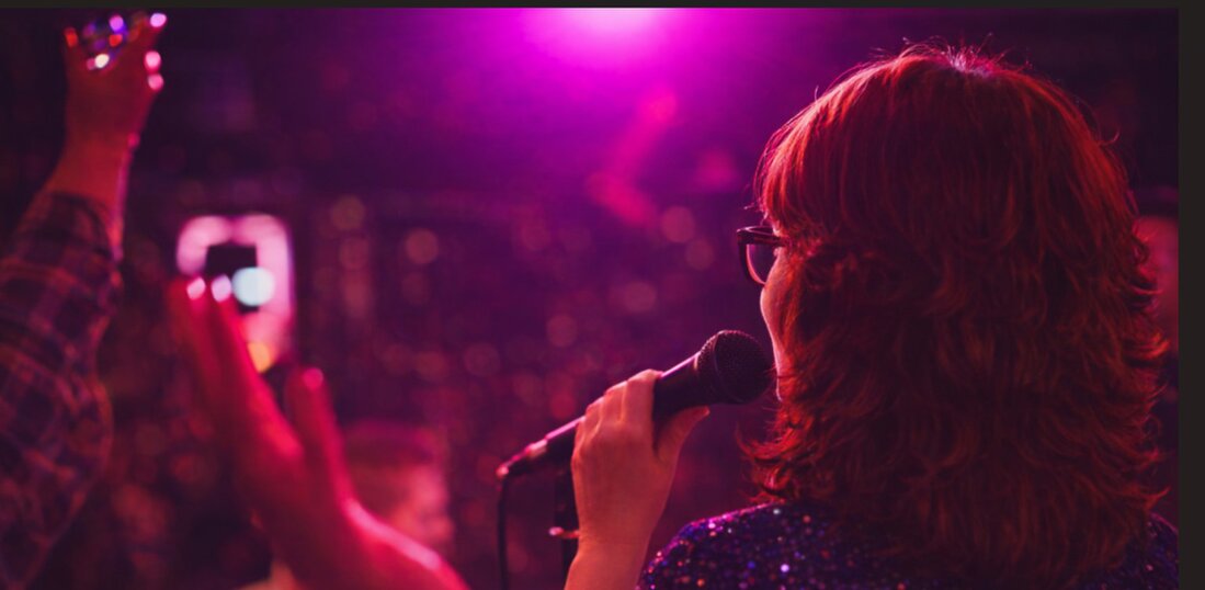 Zangeres tijdens ceremonie in sfeervolle locatie